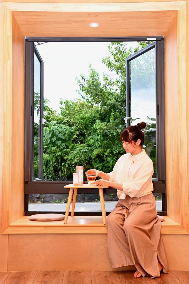 自创「女儿不懂茶」品牌的林廷瑀， 薪传父亲茶工厂，打造成有质感的茶空间，邀请大家来玩茶、品茶。（庄哲权摄） 