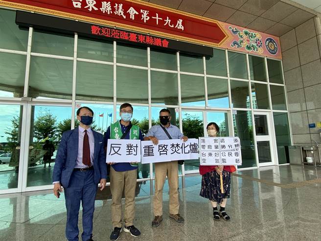 台东县焚化炉最快10月试营运，环保联盟台东分会长、台东公民监督联盟总召李伟俊率领数名成员至台东县议会抗议。（蔡旻妤摄）