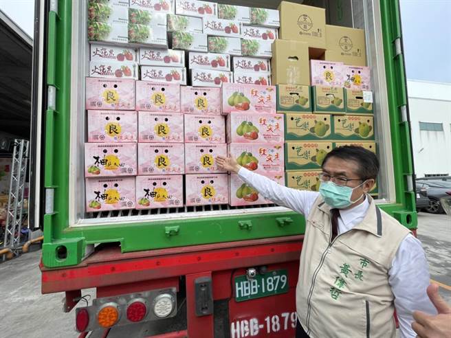 台南市长黄伟哲清点5公吨的文旦后后封柜，准备送往港口，海运到加拿大。（李俊淇摄）