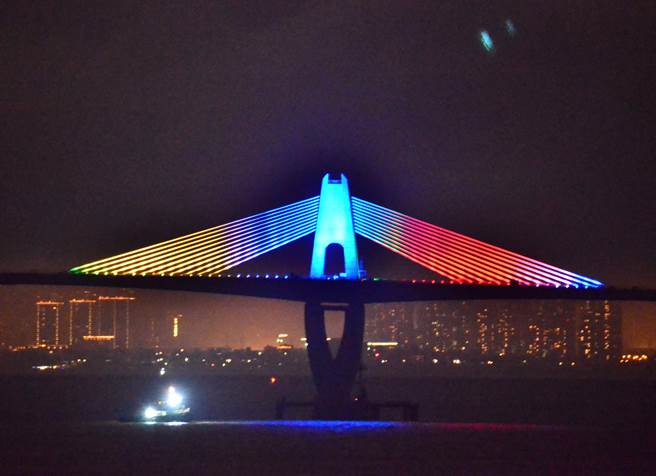 金门大桥的桥塔试灯，璀璨亮丽景观让人惊艳。（李金生摄）