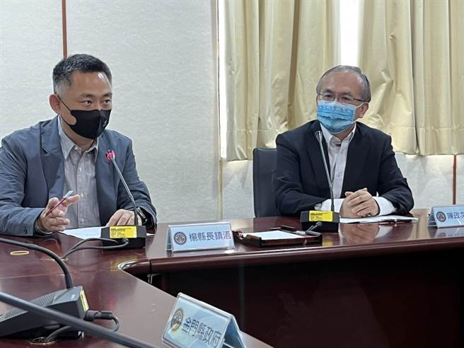 杨镇浯(左)与交通部政务次长陈彦伯(右）就通车点灯活动交换意见。（县府提供）