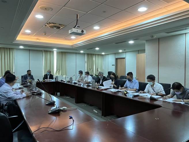 县长杨镇浯由观光处长丁健刚、工务处副处长黄儒新等人陪同，拜会交通部政务次长陈彦伯，就通车点灯活动交换意见。（县府提供）。