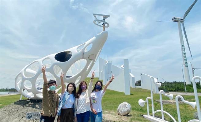 彰化县自然生态教育中心最新加入一座公共艺术装置《与风的对话》，搭配如海豚般跃动的建筑，近日完成验收，掀起惊艷，再吸引一波参观浪潮来打卡、拍照。（彰化县政府提供／吴敏菁彰化传真）