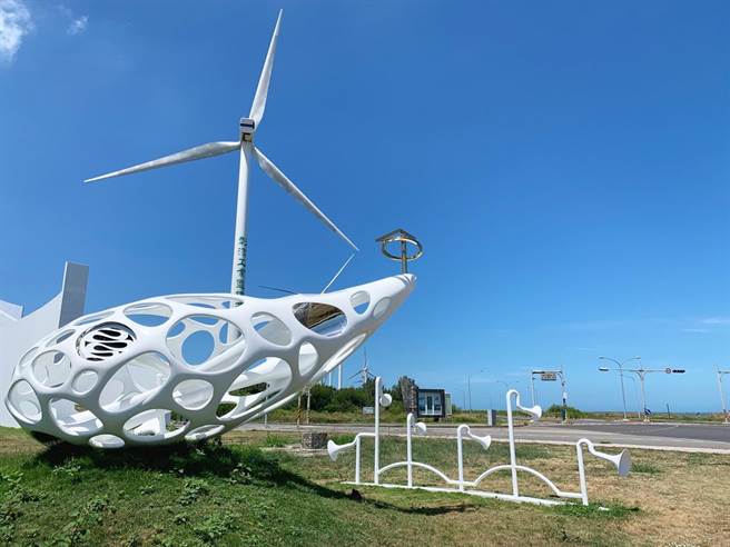 彰化县自然生态教育中心最新加入一座公共艺术装置《与风的对话》，搭配如海豚般跃动的建筑，近日完成验收，掀起惊艷，再吸引一波参观浪潮来打卡、拍照。（彰化县政府提供／吴敏菁彰化传真）