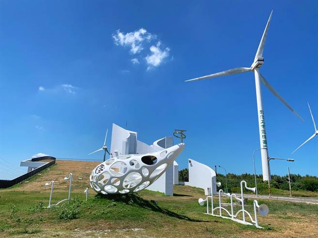 彰化县自然生态教育中心最新加入一座公共艺术装置《与风的对话》，搭配如海豚般跃动的建筑，近日完成验收，掀起惊艷，再吸引一波参观浪潮来打卡、拍照。（彰化县政府提供／吴敏菁彰化传真）