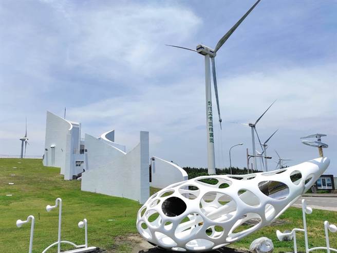 彰化县自然生态教育中心最新加入一座公共艺术装置《与风的对话》，搭配如海豚般跃动的建筑，近日完成验收，掀起惊艷，再吸引一波参观浪潮来打卡、拍照。（彰化县政府提供／吴敏菁彰化传真）