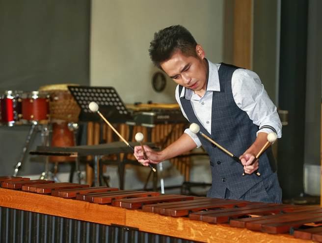 比利时国际木琴大赛首奖得主高瀚谚，回望30年的人生悲喜，以十段生命故事，谱写六棒木琴作品《曾经，就是永恒》，透过音乐传达他所体会到的爱与永恒。（陈信翰摄）