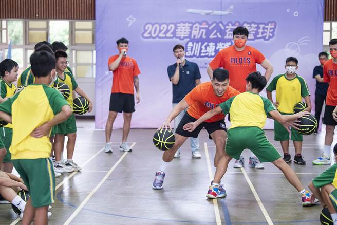 中华航空与P. LEAGUE＋桃园领航猿合作，邀请球星向国中球员传授经验，鼓励学子追梦。（华航提供／陈佑诚传真）