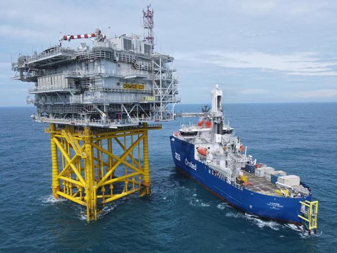 （沃旭能源大彰化风场海上变电站及运维船SOV。图／沃旭能源提供）