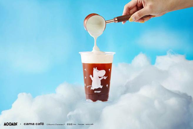 （cama cafe'携手Moomin姆明家族推出「AIR 浮云奶盖」系列饮品。图／cama cafe'提供）