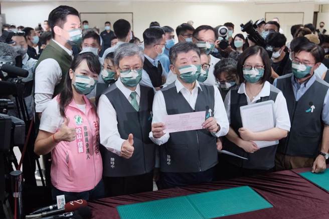 陈时中(中)日前在前副总统陈建仁(左2)亲自陪同下完成台北市长参选登记。（资料照／郭吉铨摄）