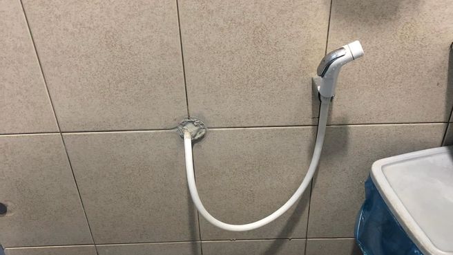 一名网友分享公厕的清洗器，许多人也纷纷大讚比免治马桶还好用。（翻摄自爆废公社脸书）