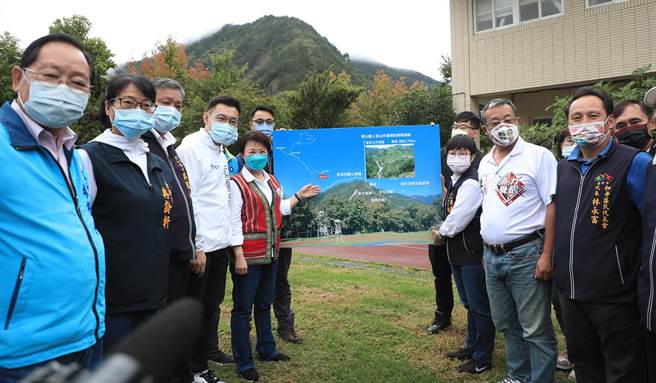卢秀燕启动为期两天的「和平专案」，亲自关怀环山当地居民视察建设，并指示持续推展低碳旅游。（台中市政府提供）