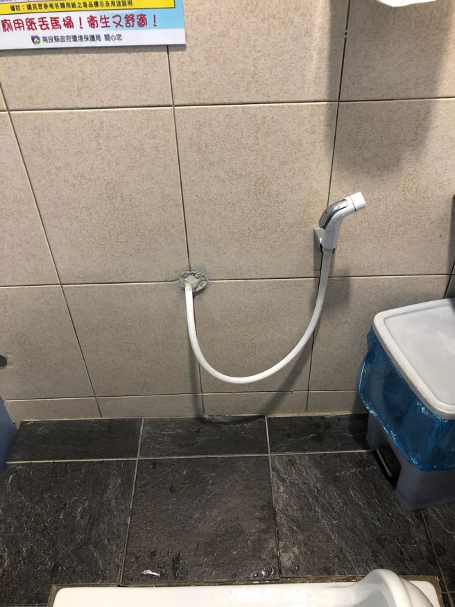 一名网友大讚冲洗器是厕所救星，直呼政府应该努力在每一间公厕都进行装设。（翻摄自爆废公社脸书）