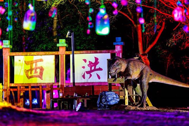 2022金门星光节自8月1日在西洪营区登场，以科幻、时空地景等艺术品，让营区摇身一变成为星光点点及栩栩如生的恐龙世界，吸引不少亲子同乐，重头戏无人机灯光秀8日晚间在金湖镇太湖畔演出。（图/ 中央社）