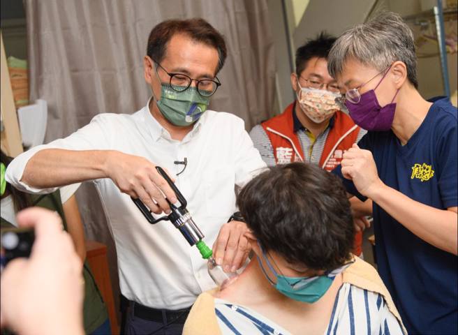 郑运鹏和民俗调理业从业技能发展协会理事长唐江云拜师学艺，学会替团队同仁指压与拔罐。（取自郑运鹏脸书）