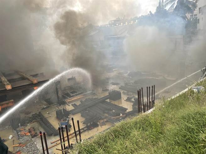 高雄市楠梓区右昌街和蓝昌路的交叉路口一处新建工地于今（7）日下午3时许发生火警，消防局人员获报到场抢救。（翻摄照片／林瑞益高雄传真）