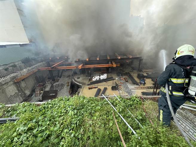 高雄市楠梓区右昌街和蓝昌路的交叉路口一处新建工地于今（7）日下午3时许发生火警，消防局人员获报到场抢救，于傍晚5时许控制火势。（翻摄照片／林瑞益高雄传真）