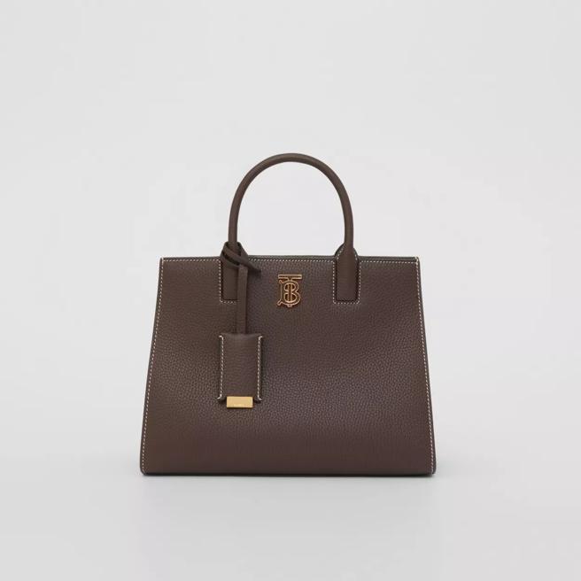 迷你皮革 Frances 包（暗土褐棕色），7万9000元。（BURBERRY提供）