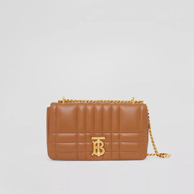 绗缝皮革小型 Lola 包 枫木棕色，6万9000元。（BURBERRY提供）