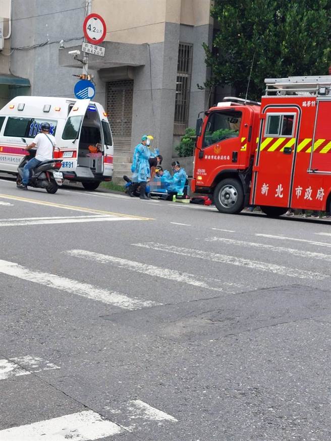 新北市瑞芳区一名年约60多岁郑姓男子捕蜂时，头部不慎遭蜜蜂螫伤，目前意识不清。（读者提供／陈彩玲基隆传真）