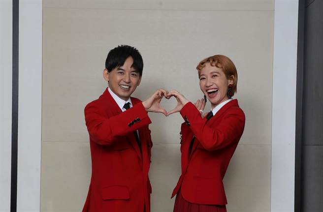 黄子佼、Lulu主持的《婚礼歌手》首次报名金钟就获评审青睐，入围「综艺节目」与「综艺节目主持人」2项大奖。（东森综合提供）