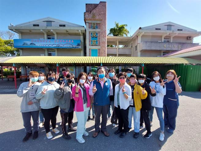 国立台东大学高龄健康与照护管理原住民专班老师陈育嫺老师、学生与马兰荣家主任杨建和合影。（国立台东大学提供／蔡旻妤台东传真）