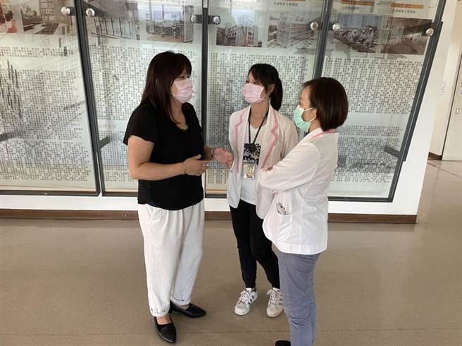 国立台东大学高龄健康与照护管理原住民专班陈育嫺老师带领学生至马兰荣家实习。（国立台东大学提供／蔡旻妤台东传真）