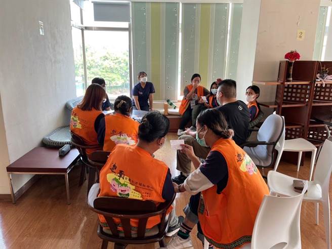 国立台东大学高龄健康与照护管理原住民专班学生至迦南护理之家实习。（国立台东大学提供／蔡旻妤台东传真）