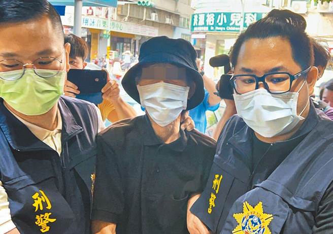 新北市永和区73岁梁姓男子疑不满亲弟弟欠钱不还，持刀杀害对方，还分尸丢弃。新北地检署今认定梁嫌犯罪嫌疑重大，且有逃亡及湮灭罪证之虞，声请羁押。新北地院今晚间6时许裁定羁押。（李奇叡摄）