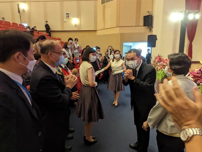 被問及何時會請假來全力投入選舉時，新北市長侯友宜表示目前還是市政優先；不過他也透露，到了選舉末期一定會告假，但時間點依照選辦的規劃來進行。(黃敬文)