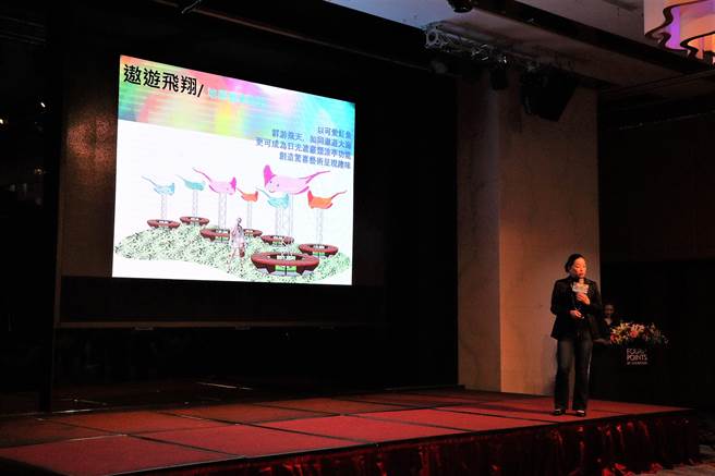 知名艺术家彭力真老师利用马公第三渔港国际广场做为展场，期间将配合不同节庆呈现不同的艺术灯饰作品，呈现澎湖的文化底蕴与丰厚的海岛特质。（张茂雄摄）