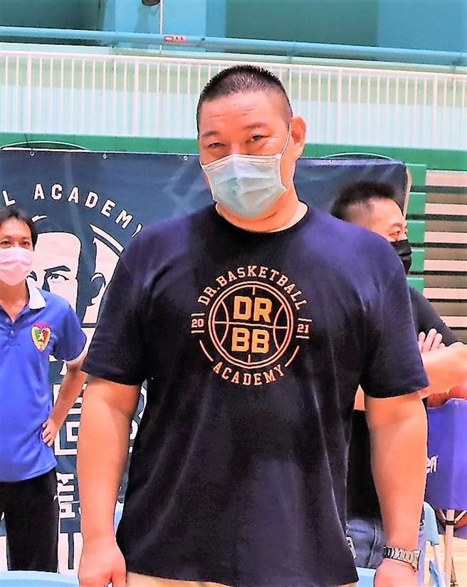 民进党澎湖县党部7日召开临时评议会，对已加入民进党的马公市长参选人洪长青因违纪参选事证明确，决议予以除名处分。（张茂雄摄）