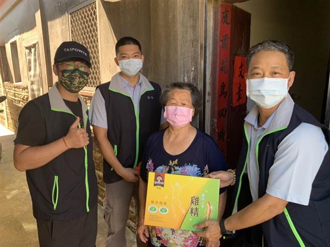 金门塔山发电厂关怀独居老人，中秋节前夕登门送上营养保健品，让这项已进入第7年，涵盖电厂周遭6个社区的关怀活动，在一声声的问候中，传达满满的温馨祝福。（台电提供）