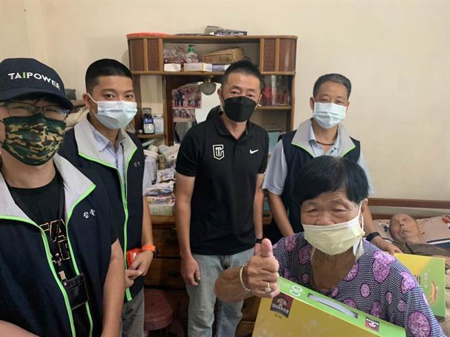 金门塔山发电厂关怀独居老人，中秋节前夕登门送上营养保健品，让这项已进入第7年，涵盖电厂周遭6个社区的关怀活动，在一声声的问候中，传达满满的温馨祝福。（台电提供）