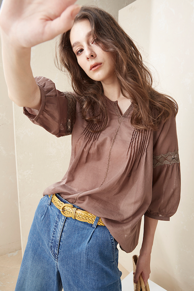 天母SOGO Le Polka 海岛漫步棉质宽版上衣1680元、牛仔裤1980元。（SOGO提供）