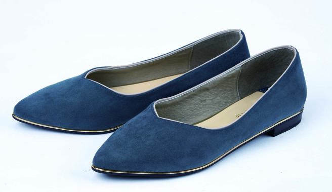 忠孝SOGO特卖ORiental TRaffic 纯色V口滚边烫金线低跟鞋，原价3980元、特价990元，限量20双。（SOGO提供）