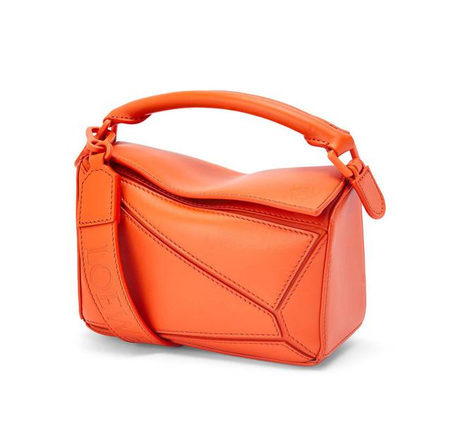 微风精品线上LOEWE Puzzle 缎面小牛皮迷你肩背提包橘，6万7150元。（微风提供）