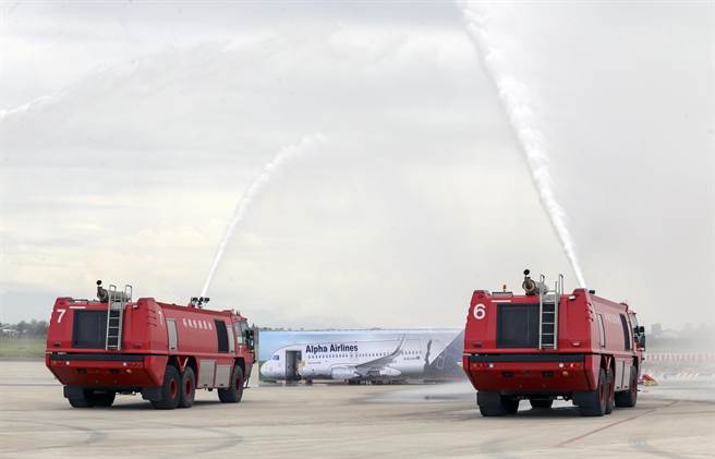 桃园机场空难灾害防救演习模拟客机于南跑道起飞时，因天候与机件故障衝出跑道并起火燃烧，场面逼真震撼。（陈麒全摄）
