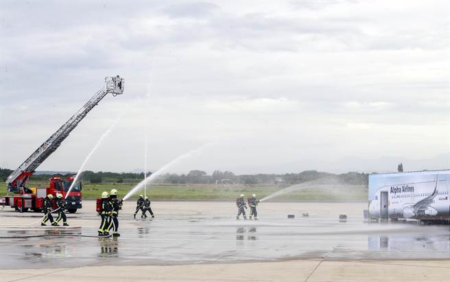 桃园机场空难灾害防救演习模拟客机于南跑道起飞时，因天候与机件故障衝出跑道并起火燃烧，场面逼真震撼。（陈麒全摄）