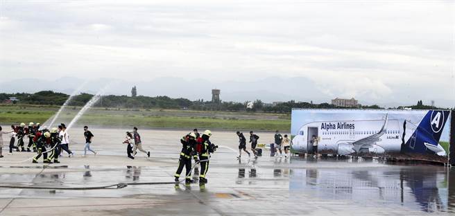 桃园机场空难灾害防救演习模拟客机于南跑道起飞时，因天候与机件故障衝出跑道并起火燃烧，场面逼真震撼。（陈麒全摄）
