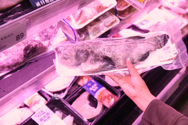 有男子在卖场内看到1名顾客因为想贪小便宜，竟然先拿取商品，待时间一到，竟拿出商品要求店员贴上「折扣标籤」。（示意图/中时资料照）