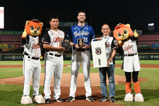 统一狮赠送富邦悍将洋投罗力礼物。（统一狮提供）