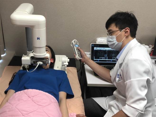 运用非侵入性的自动化超音波，约10分钟可完成睡眠呼吸中止症风险评估。（黄昭勋医师提供）