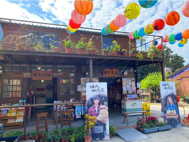 《用九柑仔店》的招牌柑仔店场景。（易游网提供）