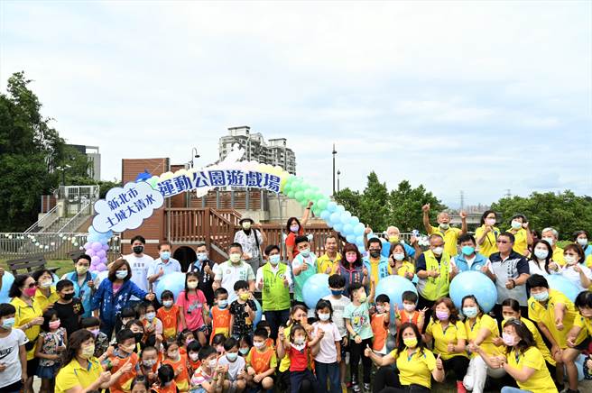 新北市土城区大清水运动公园设置新北市首座烟囱地景溜滑梯，7日正式启用。（蔡雯如摄）