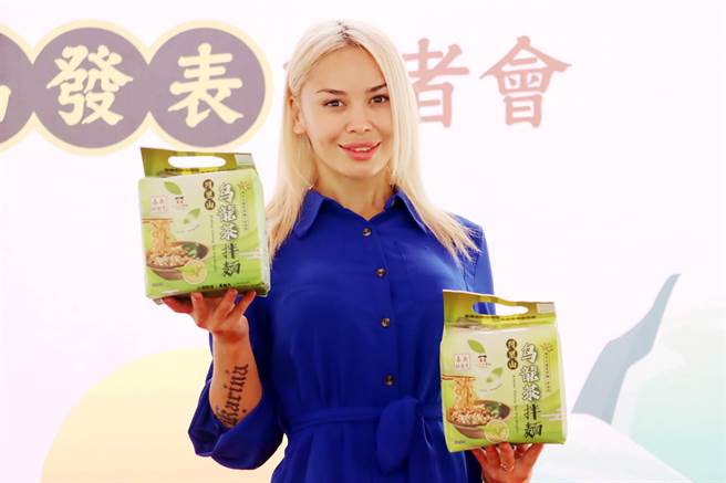 嘉义县小夫妻拌麵企业今举办全新产品「阿里山乌龙茶拌麵」发表会，表示产品同步销往世界各国，包括杜拜市场。（吕妍庭摄）