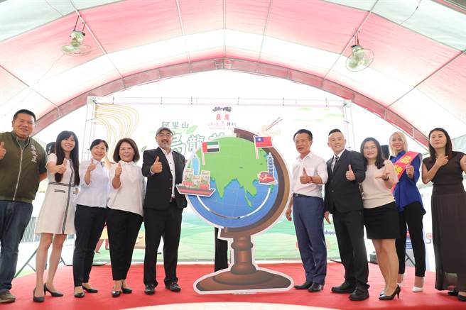 嘉义县小夫妻拌麵企业今举办全新产品「阿里山乌龙茶拌麵」发表会。（吕妍庭摄）