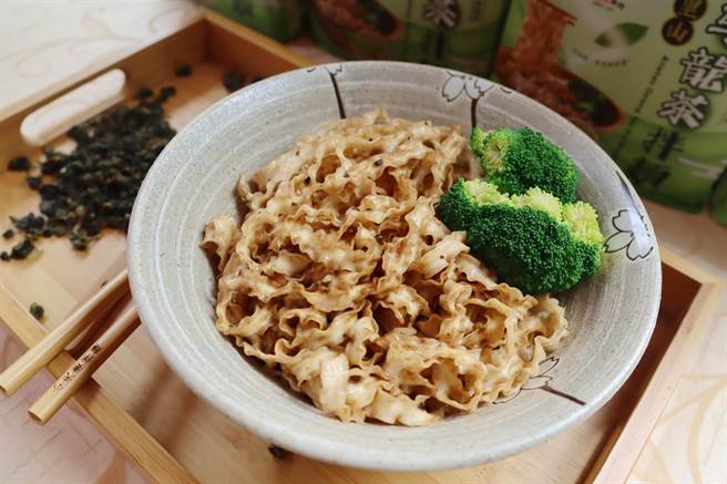 王德辉说，乌龙茶拌麵不但闻得到茶香，也吃得到茶叶。（吕妍庭摄）