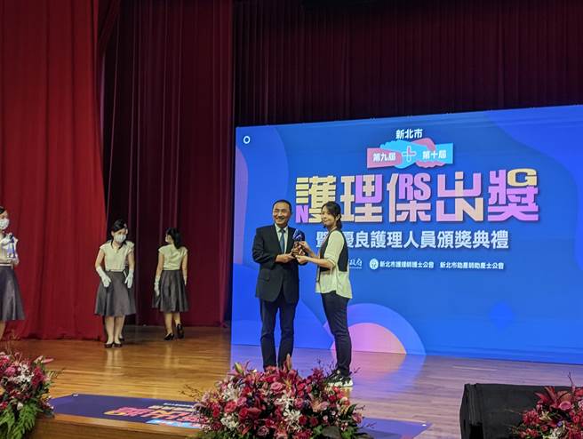 新北市政府今7日偕同新北市护理师护士公会及新北市助产师助产士公会，在三重社教馆举办新北市第9届暨第10届护理杰出奖暨优良护理人员颁奖典礼，由新北市长侯友宜出席并表扬86名获奖的医护人员。(黄敬文摄)